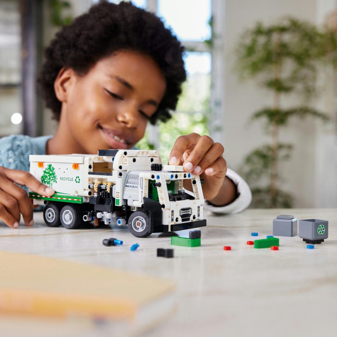 AUTOGUNOIERA MACK LR ELECT. LEGO 42167 - imagine 9